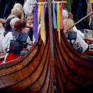 Kronprins Haakon, Kronprinsesse Mette-Marit og Prinsesse Ingrid Alexandra fikk sitte på med kvinneskipet "Embla" under besøket i Fosnavåg. (Foto: Stian Lysberg Solum / NTB scanpix)
